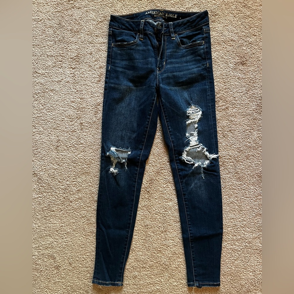 Dark wash distressed AE skinny jeans 14